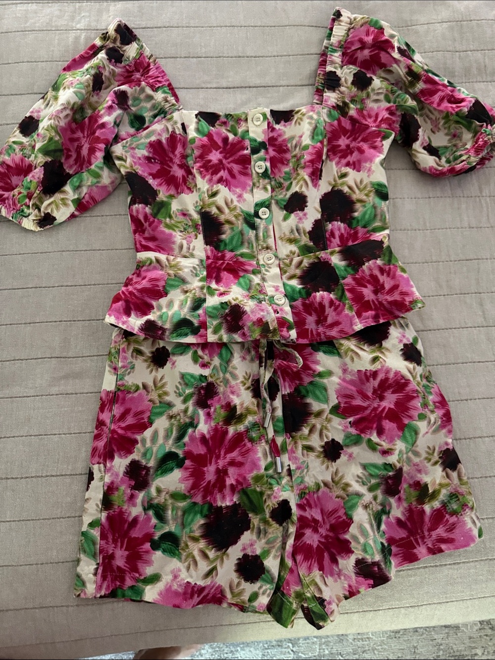 BCBGMaxAzria 2VX3P14 Two-Piece Set in Magenta Floral top & shorts small like new